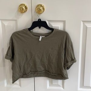 Cropped olive green tee